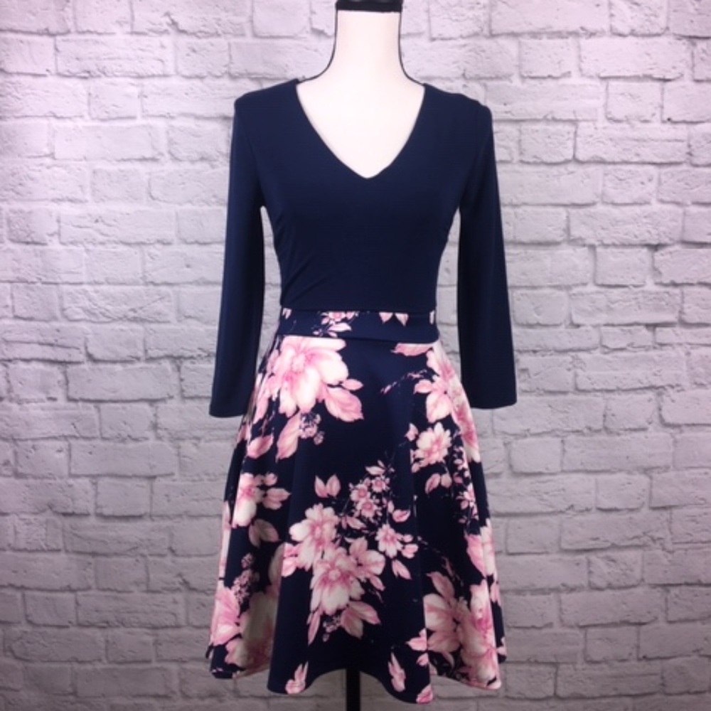 ❤️ Cute Juniors Fit & Flare Dress - Picture 2 of 8